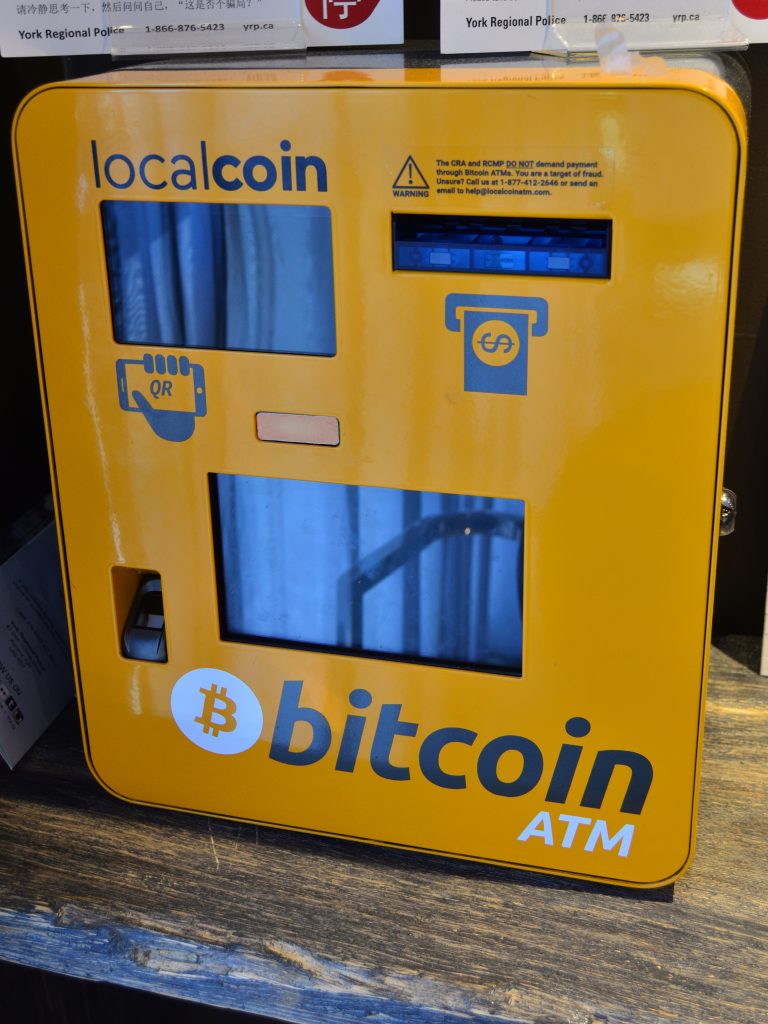 Caixer automàtic Orange Bitcoin amb el logotip de Bitcoin, potser no la forma més barata de comprar bitcoin i una excel·lent eina per als usuaris que vulguin saber convertir Bitcoin en efectiu