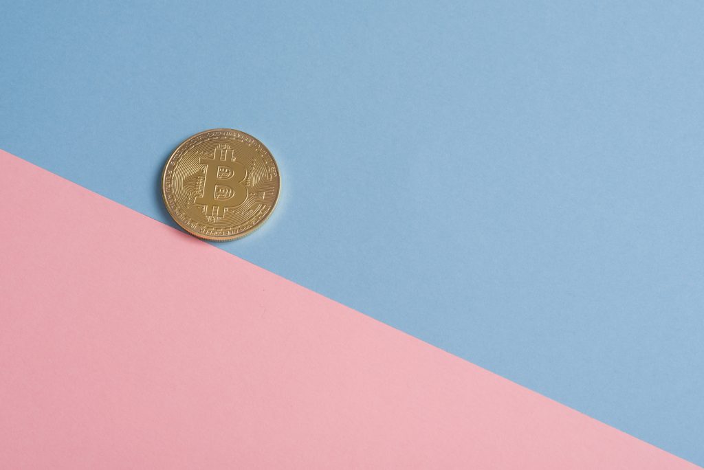 биткойн монета с бебешки син и розов фон, който помага на потребителите да разберат какво е сатоши