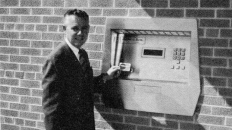Първи банкомат - История на цифровото банкиране